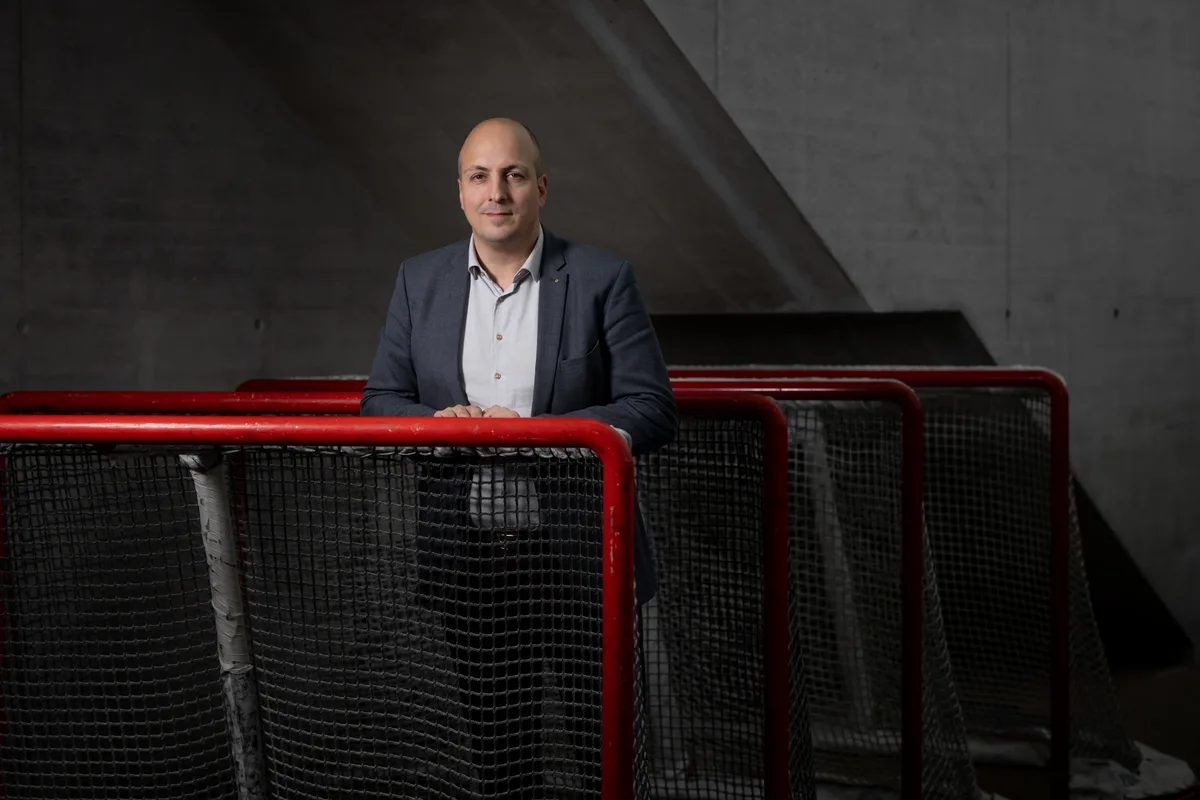 Stadtpräsident Marco Nuzzi sieht den Verkauf der Liegenschaften an der Usterstrasse als die beste Option. (Archiv) Ein Mann posiert hinter einem Eishockeytor.